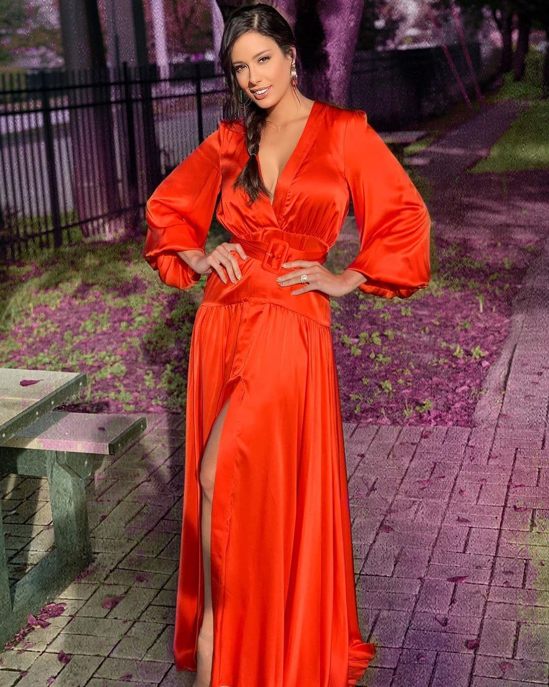 Este verano los colores vibrantes se han colocado como los reyes de la gama cromática. Aquí vemos a Aleyda usando este tono naranja brillante en un vestido de silueta 'wrap', es decir, un corte cruzado y ajustado a la cintura con un cinturón de la misma tela.