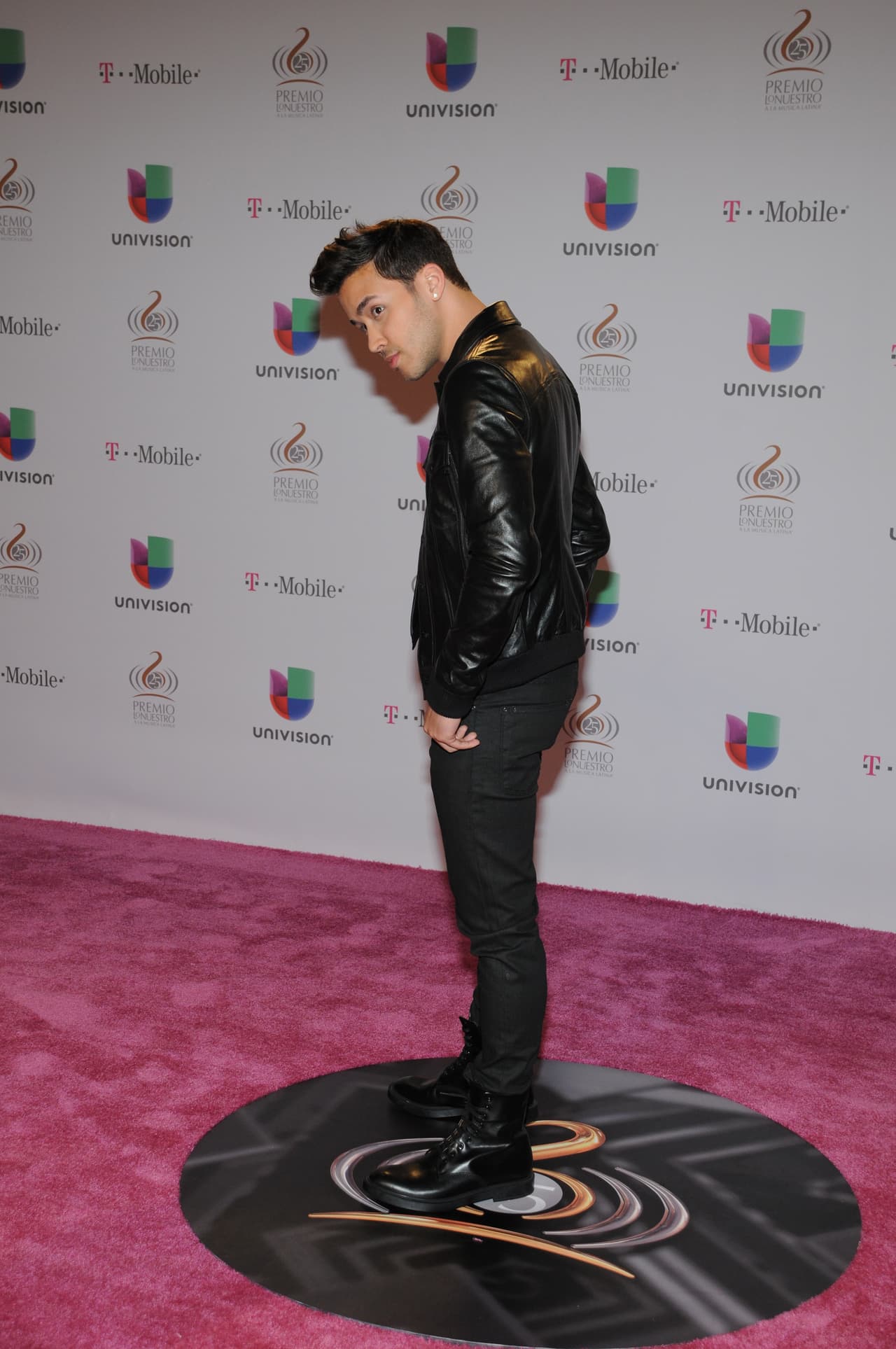 En la entrega de Premio Lo Nuestro de 2013, Prince ya iba encaminando su estilo con tonos más oscuros.