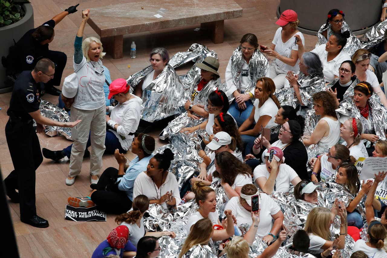 Muchos de los manifestantes llevaron sábanas de aluminio, similares a las que les dan a los migrantes que se encuentran en centros de detención, incluyendo a los más pequeños.