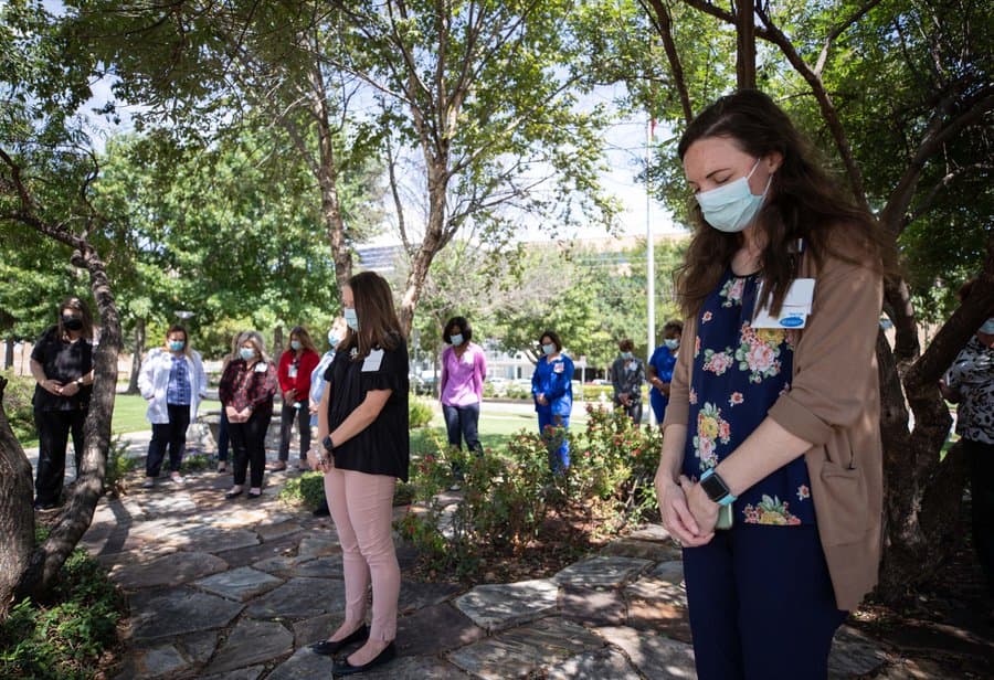 El centro médico John Peter Smith, también participó en el momento de silencio. El hospital compartió una foto a treves de su cuenta de Twitter.