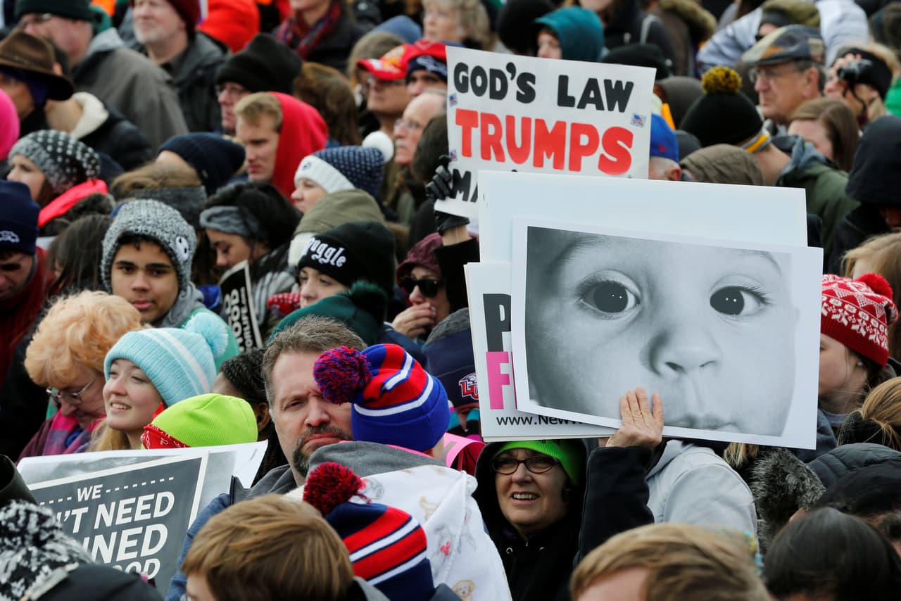 Los participantes llevaron pancartas en las que vincularon a Trump con la 'ley de Dios'. Aunque se ha definido como 'prolife' o en contra del aborto con excepciones, su posición no ha sido explicada claramente. El pasado mes de marzo, en plena campaña presidencial, el entonces candidato republicano aseguró que las mujeres que se realizaban abortos deberían ser castigadas. Su propuesta generó un fuerte rechazo e hizo que 
<a href="http://www.univision.com/noticias/abortos/yo-aborte-donald-trump-y-no-me-vas-a-castigar-wontbepunished">las mujeres respondieran con firmeza compartiendo sus testimonios</a>: "Yo aborté Donald Trump y no me vas a castigar #Won'tBePunished". (Foto/Reuters)