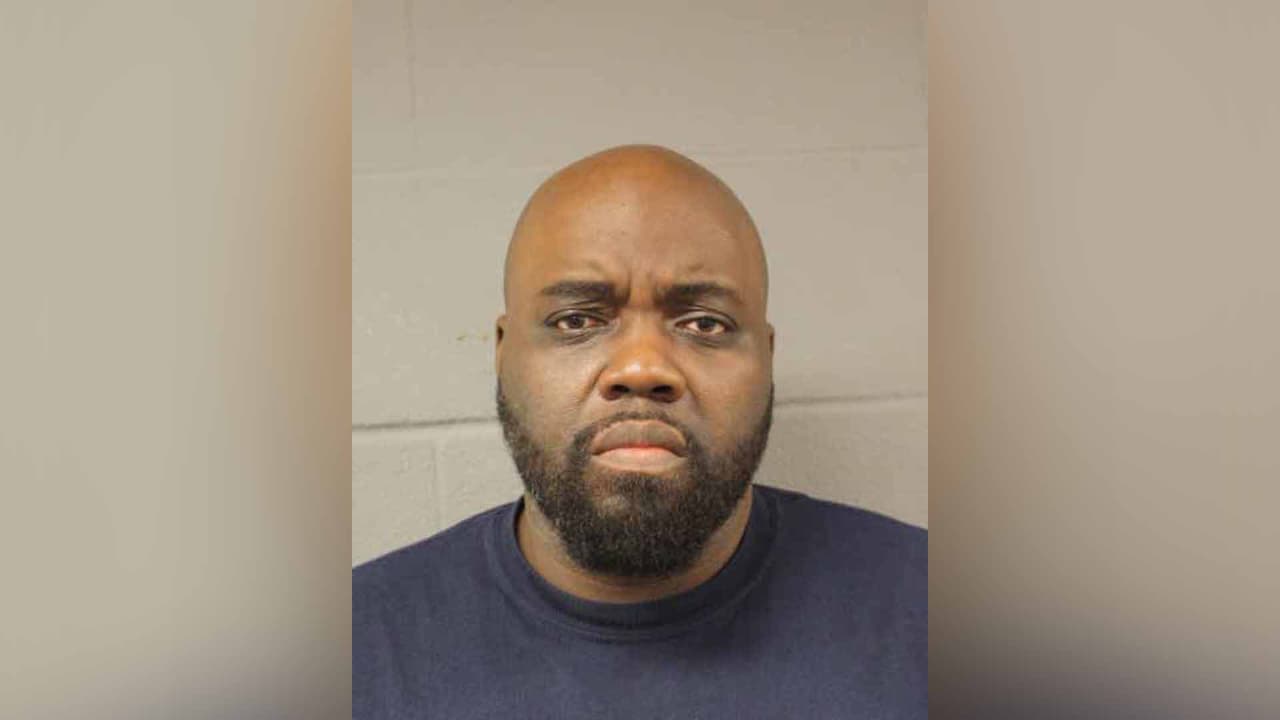 Quincy Daimon Waller. Es buscado por agresión contra un miembro de su familia. Anteriormente había sido arrestado por el uso no autorizado de vehículos motorizados. Violación de libertad condicional. Intento de suplantación de identidad, haciéndose pasar por oficial de la policía. Posesión de sustancias controladas. Distribución de sustancias controladas a un menor de edad.