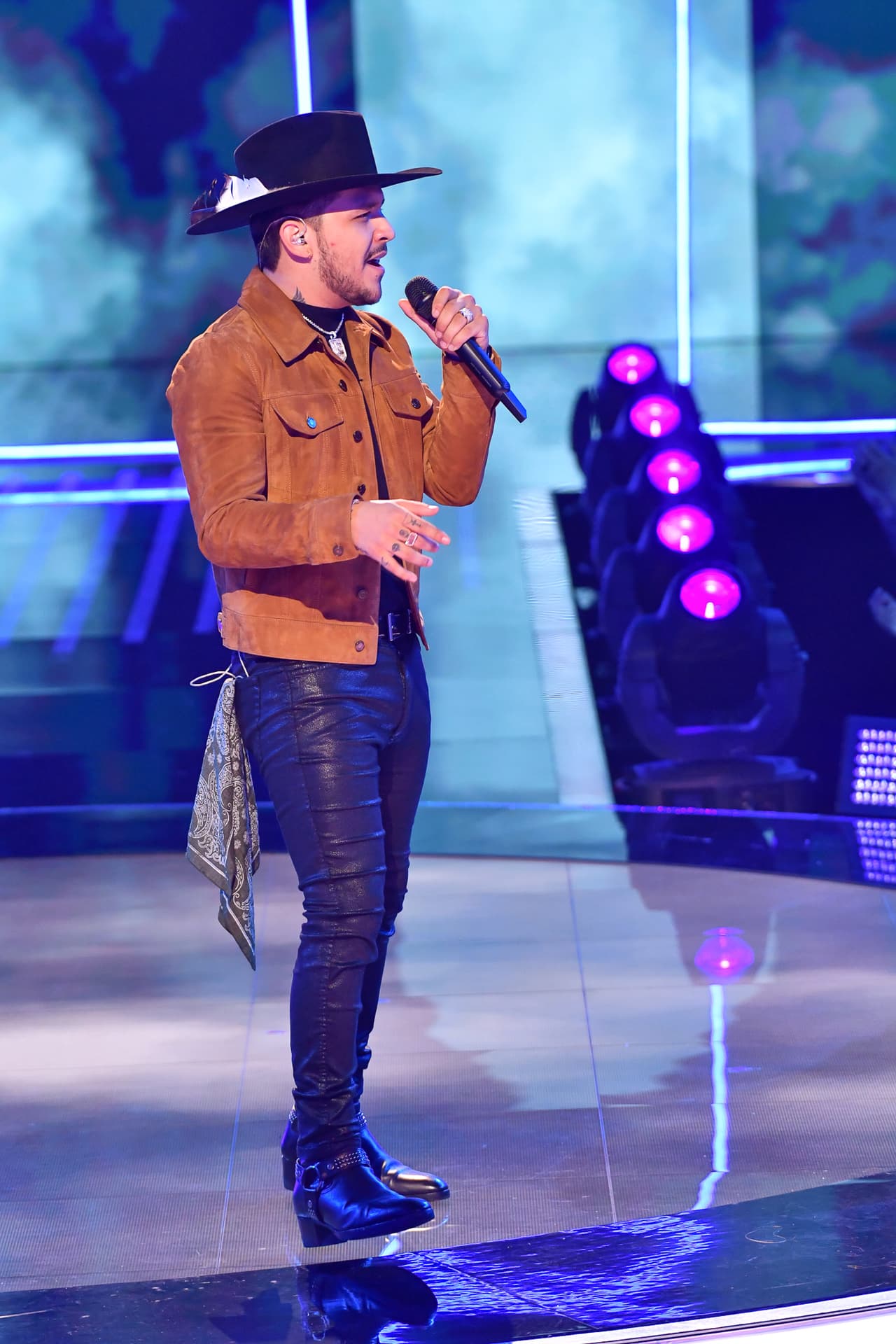 Christian Nodal le inyecta romanticismo a la intensa Gran Final de Reina de la Canción