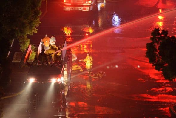 La secuencia de incendios que arrancó el martes por la mañana en las proximidades de la ciudad de San Diego se considera inusual por su intensidad y lo rápido que avanzan las llamas, algo que es más frecuente en los meses de pleno verano.