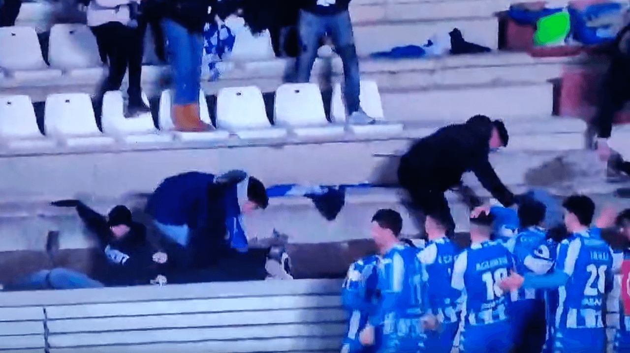 Valla con fanáticos se desploma durante un partido en España