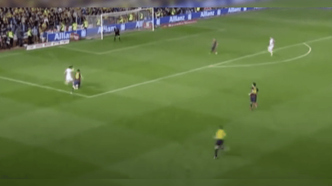 <b>Cubrió el balón y aguantó la carga</b>
<br>Nuevamente, otra de las virtudas de Bale fue cuando protegió el balón con el cuerpo, evitando que Bartra le ganara la posesión.