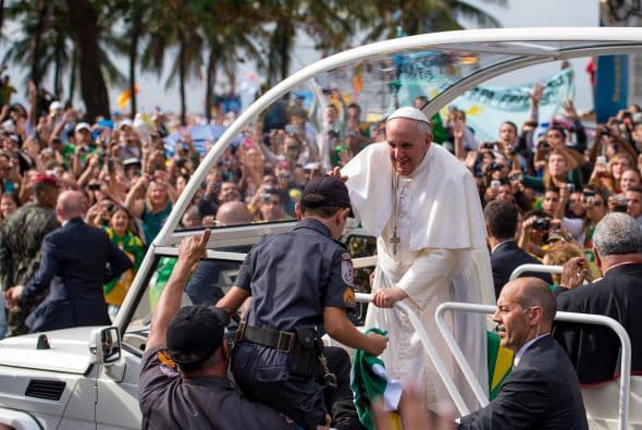 La llegada de Francisco a celebrar una misa en Copacabana a bordo del papamóvil.
