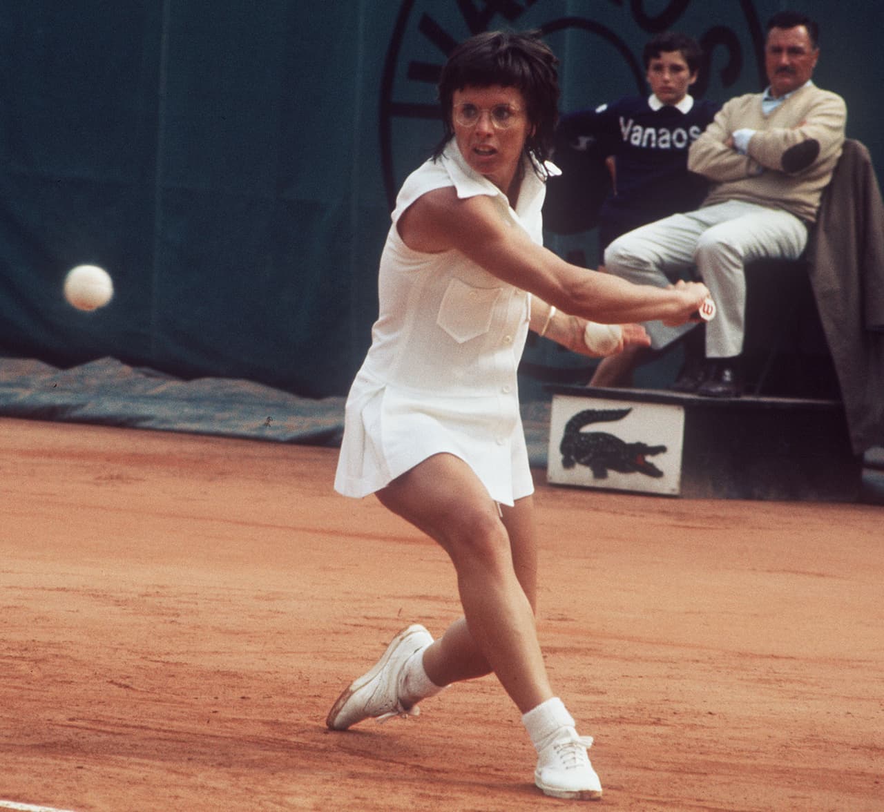 Billie Jean King, ya de 72 años y considerada una de las tenistas históricas gracias a sus 12 títulos en torneos Grand Slam, ha sido activista por la igualdad de género y los derechos civiles. Ella ha reconocido en Clinton una líder que ha defendido estos temas.