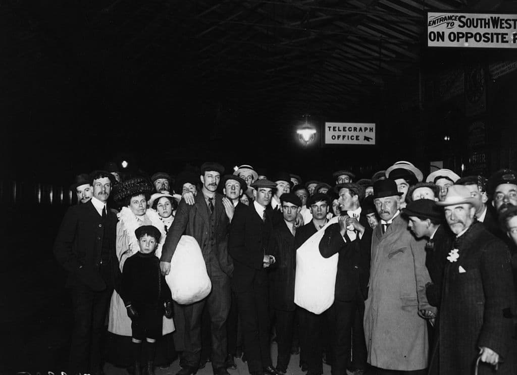Familiares de pasajeros del Titanic esperan noticias de sus seres queridos en Southampton, Inglaterra, en abril de 1912.