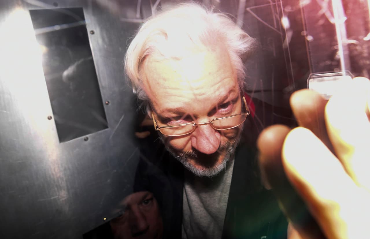 <b>Julian Assange: el fundador de Wikileaks vinculado a la campaña de Trump.</b> El sitio de publicación de filtraciones ha estado en el centro de atención de Mueller que quiere determinar cómo los correos electrónicos que operarios rusos hackearon al Partido Demócrata terminaron en su página en 2016, primero en junio y luego en octubre. Revelaciones periodísticas de The Guardian informaron que Manafort visitó en plena campaña presidencial a Assange, líder de WikiLeaks refugiado en la embajada de Ecuador en Londres, Reino Unido.