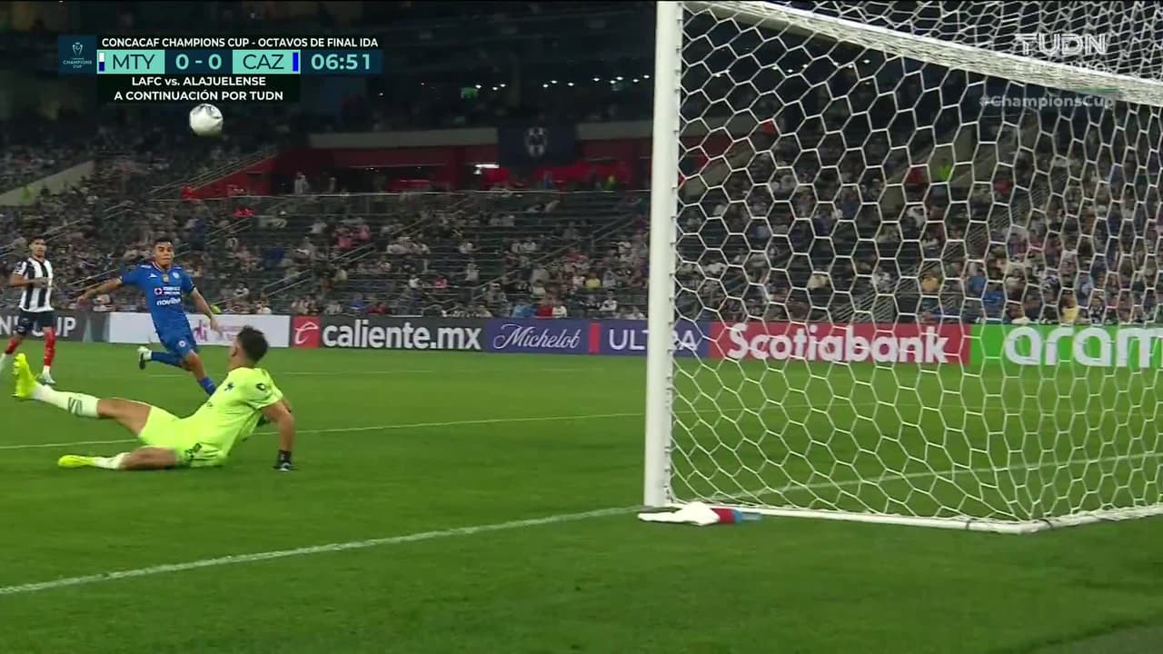 ¡TIRO ATAJADO! disparo por Lucas Ocampos.