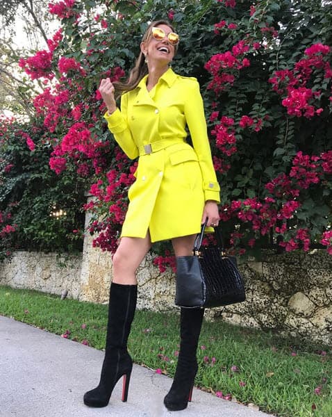 Las imágenes de los atuendos que usa, por lo regular, van acompañadas de una frase positiva.