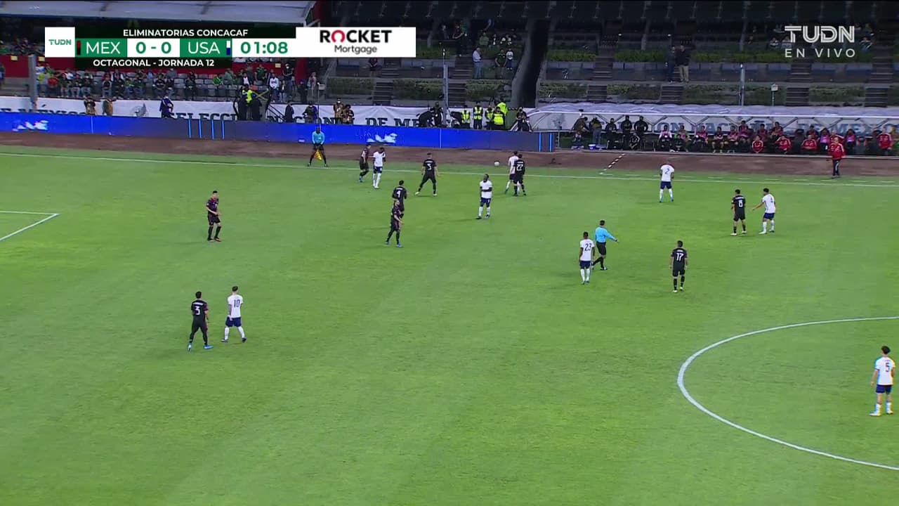 Arranca el partido y la pelota está en juego.