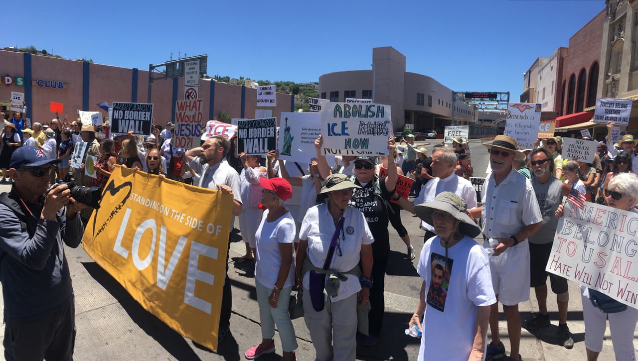 Manifestantes caminaron en frente del muro fronterizo en Nogales, Arizona, mientras que del otro lado familias guatemaltecas esperaban para cruzar a pedir asilo. (Oscar Gómez/Univision)