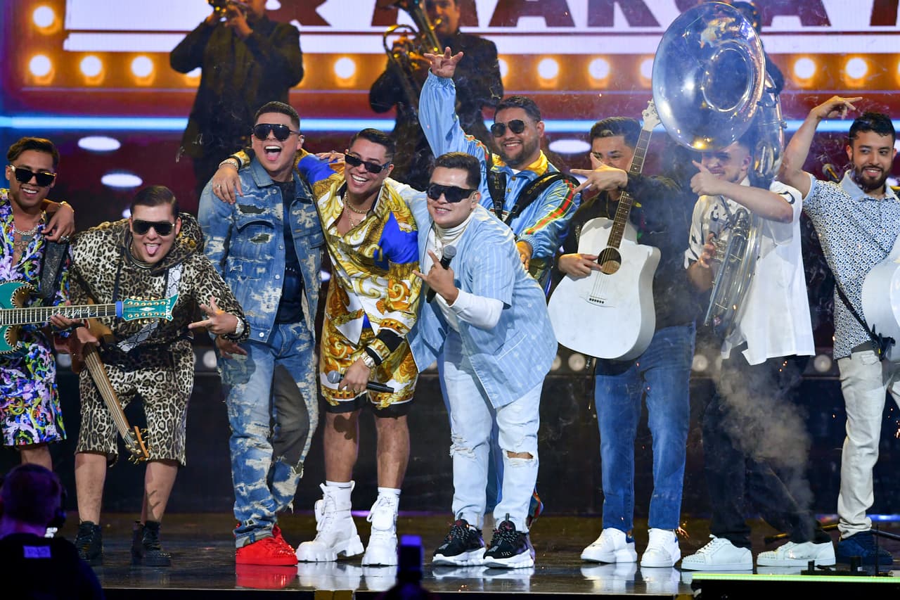 Junto con ellos, los aficionados de este género cantaron al unísono el tema
<b>'El Güero'</b>.