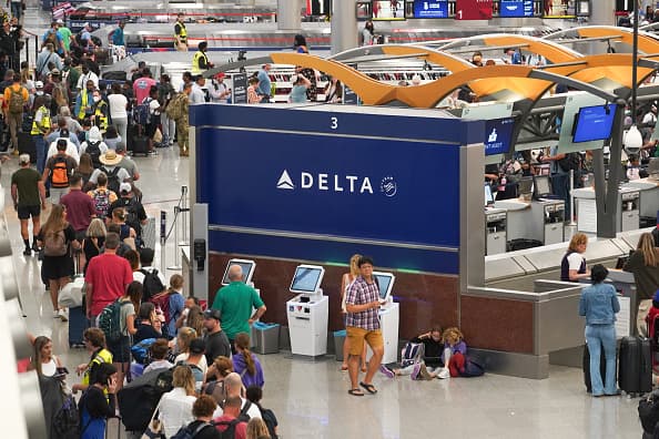 ATLANTA, GEORGIA - 20 DE JULIO: La gente hace fila en el Aeropuerto Internacional Hartsfield-Jackson el 20 de julio de 2024 en Atlanta, Georgia. Tras la interrupción global de TI de ayer, la gente sigue teniendo problemas para navegar en los viajes aéreos, encontrar su equipaje y volver a reservar vuelos que habían sido cancelados. (Foto de Megan Varner/Getty Images) Crédito: Getty Images.
