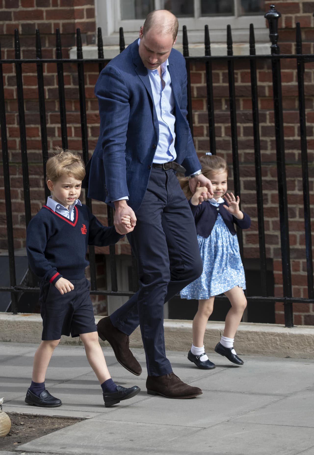 Estas han sido unas semanas intensas para el pequeño heredero. Aquí lo vemos el mes pasado cuando se enfrentó a los focos de los medios -junto al príncipe William y la princesa Charlotte, a su llegada al hospital a conocer a su hermano recién nacido, el príncipe Louis.