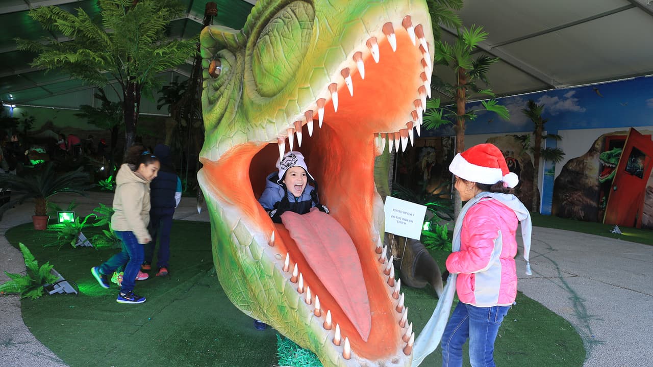 Podrás explorar el mundo de los dinosaurios pero iluminados.