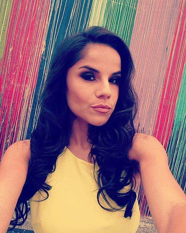 La mexicana de 32 años participó en la cuarta temporada y fue la tercera eliminada, afirma que fue callada e insegura. Ahora entiende que en la vida no hay errores, sino lecciones. La madre de dos, quiere que el público la vea como una mujer trabajadora, luchadora y positiva. Cynthia es entrenadora certificada y considera que uno de sus mayores talentos es encontrar balance entre sus responsailidades como madre y profesional.