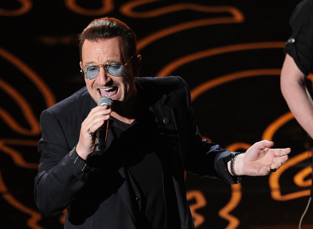 La agrupación 
<b><a href="http://www.univision.com/houston/kxln/noticias/seguridad/aumentan-medidas-de-seguridad-para-el-concierto-de-u2-en-houston-video">U2</a></b> cautivava a sus millones de seguidores con el álbum 'Pop'.