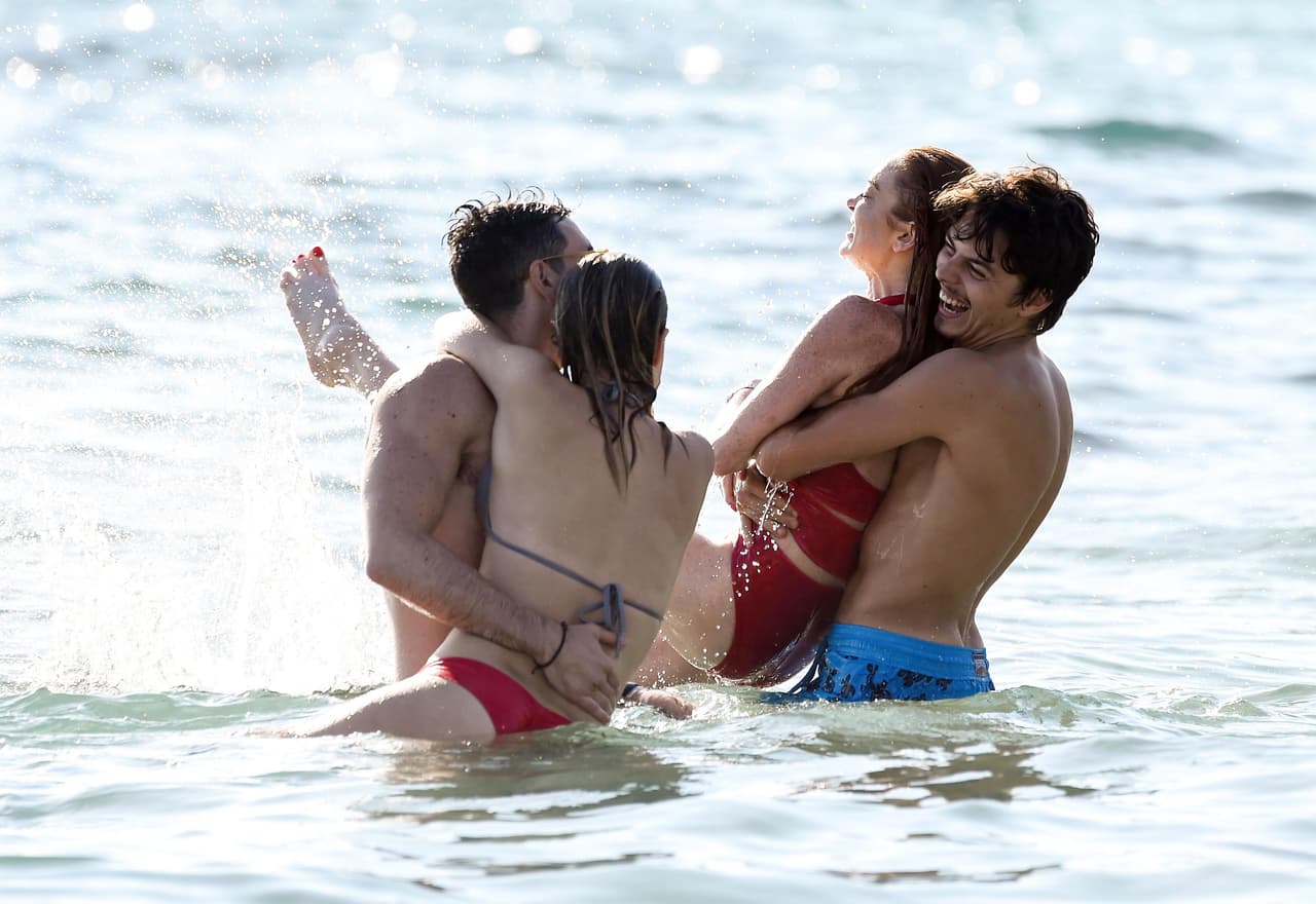 Y cargaba a Lindsay en el océano.