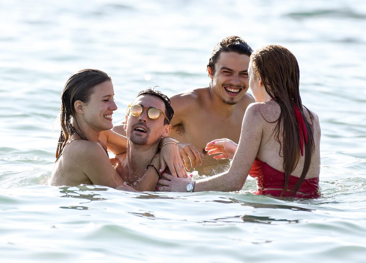 El hermano de Lindsay también llevó a su novia a la playa.