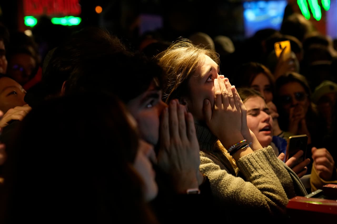 La gente reacciona durante la tanda de penaltis de la final de la Copa del Mundo de fútbol entre Francia y Argentina en París, Francia, el domingo 18 de diciembre de 2022.