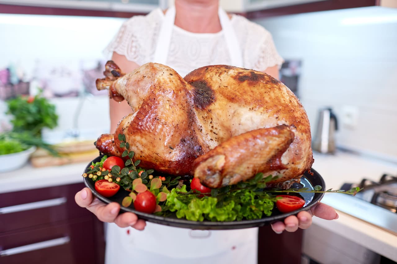 <b>No todo es la cocina.</b> Aunque está bien que te cerciores de que todo está perfecto en la cocina, también es importante que convivas con tus invitados y no solo estés enfocada en si en el pavo estará o no listo para servirse. Date tiempo para todo.