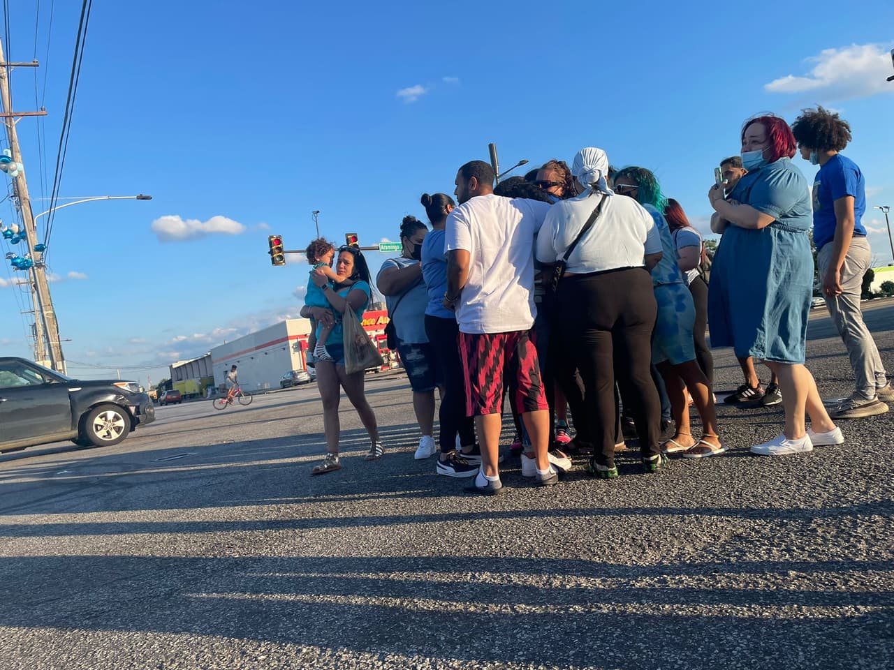 La policía dice que la víctima estaba en el lugar para ver carreras de autos ilegales, y alguien filmó el tiroteo y lo publicó en línea. Sin embargo, no han recibido pistas que ayuden a dar con el paredero del responsable de arrebatarle la vida. 
<br>