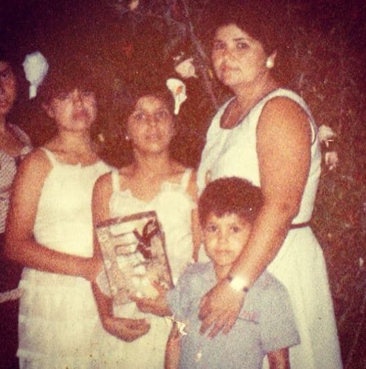 Sus padres fueron apoyo indispensable para desarrollar su talento como cantante, pues a temprana edad comenzó a cantar y a buscar su incursión profesional.