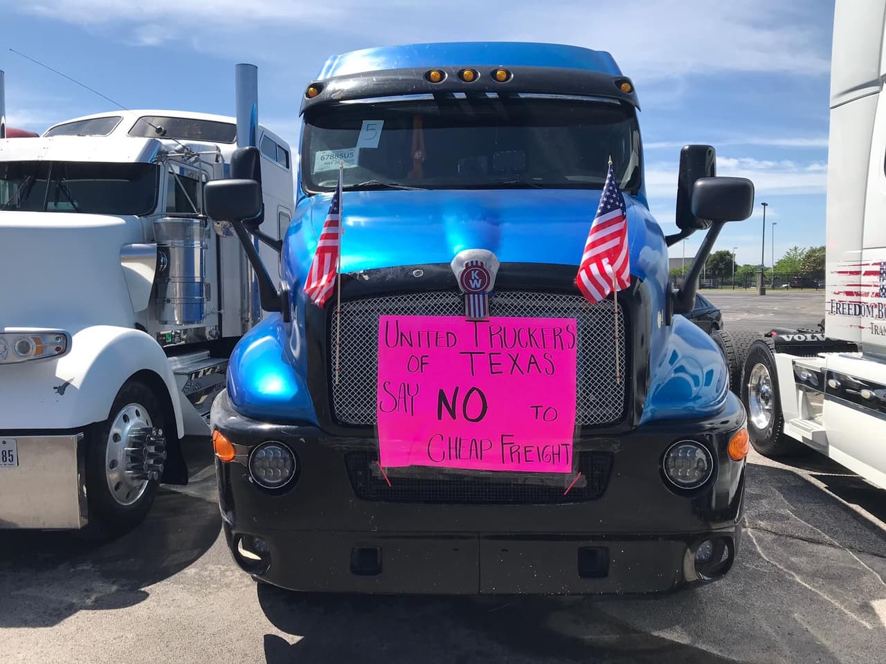 Al rededor de 20 trailers formaron parte de la caravana