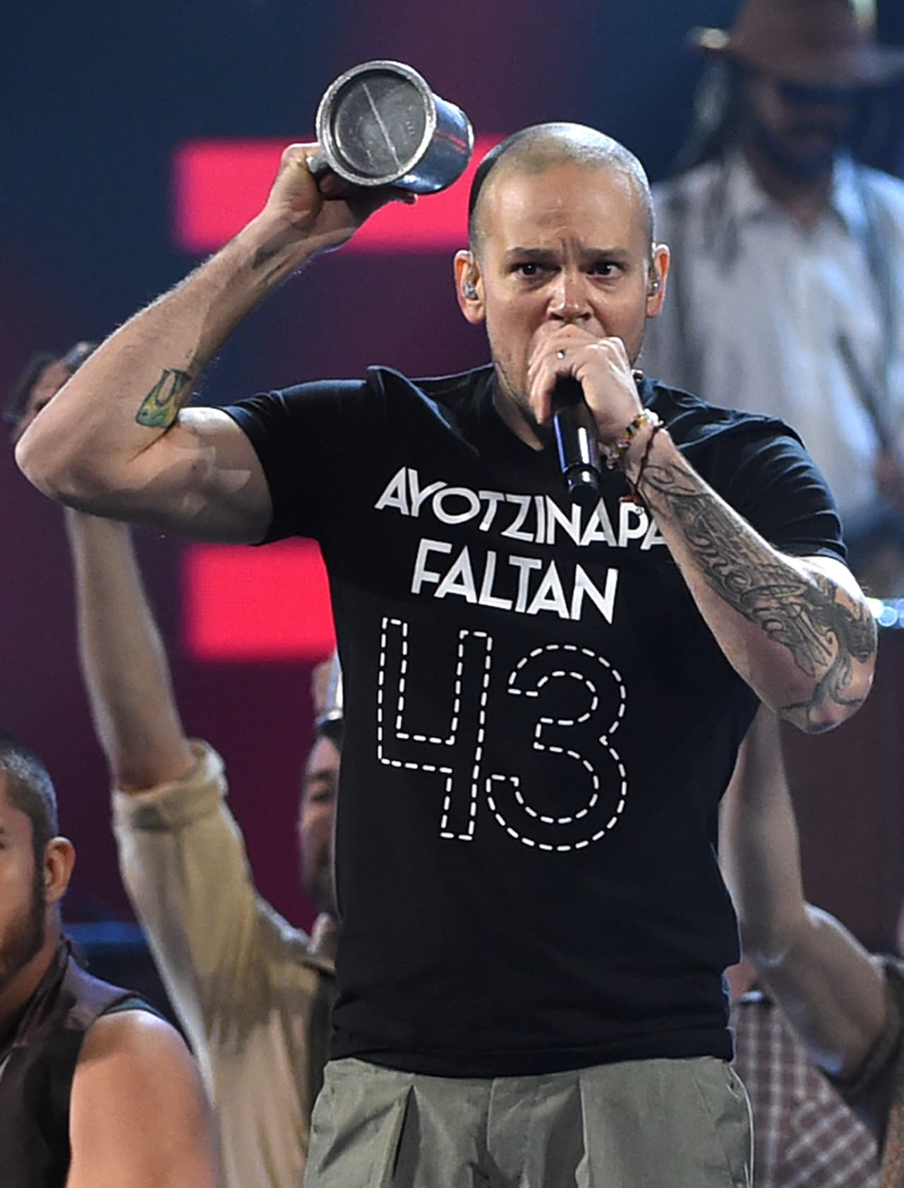 <h2><b>2014, CALLE 13.-</b></h2>
<b> </b>René Pérez, vocalista de la agrupación lanzó un discurso para apoyar el caso de los 43 estudiantes que desaparecieron en Ayotzinapa, México. Con un grito de '¡Qué viva México!' y un mensaje contundente en su playera, el cantante levantó el griterío de los asistentes.