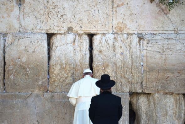 Como el candelabro de los siete brazos, y fue destruido durante el segundo asedio de Nabucodonosor II a Jerusalén (587 a.C.).