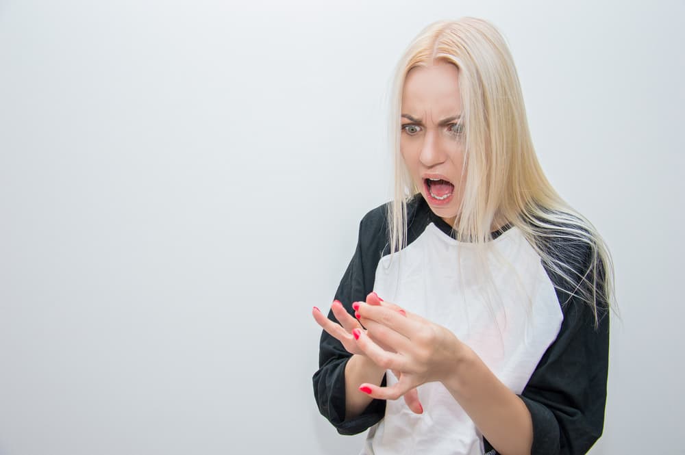 La superstición se extiende a creer que cortarse las uñas ese día es también fatídico porque podrían salir lo que se llama “padrastros” y muchas otras ideas similares, pero ¿cuál es el origen de estas creencias? 
<br>