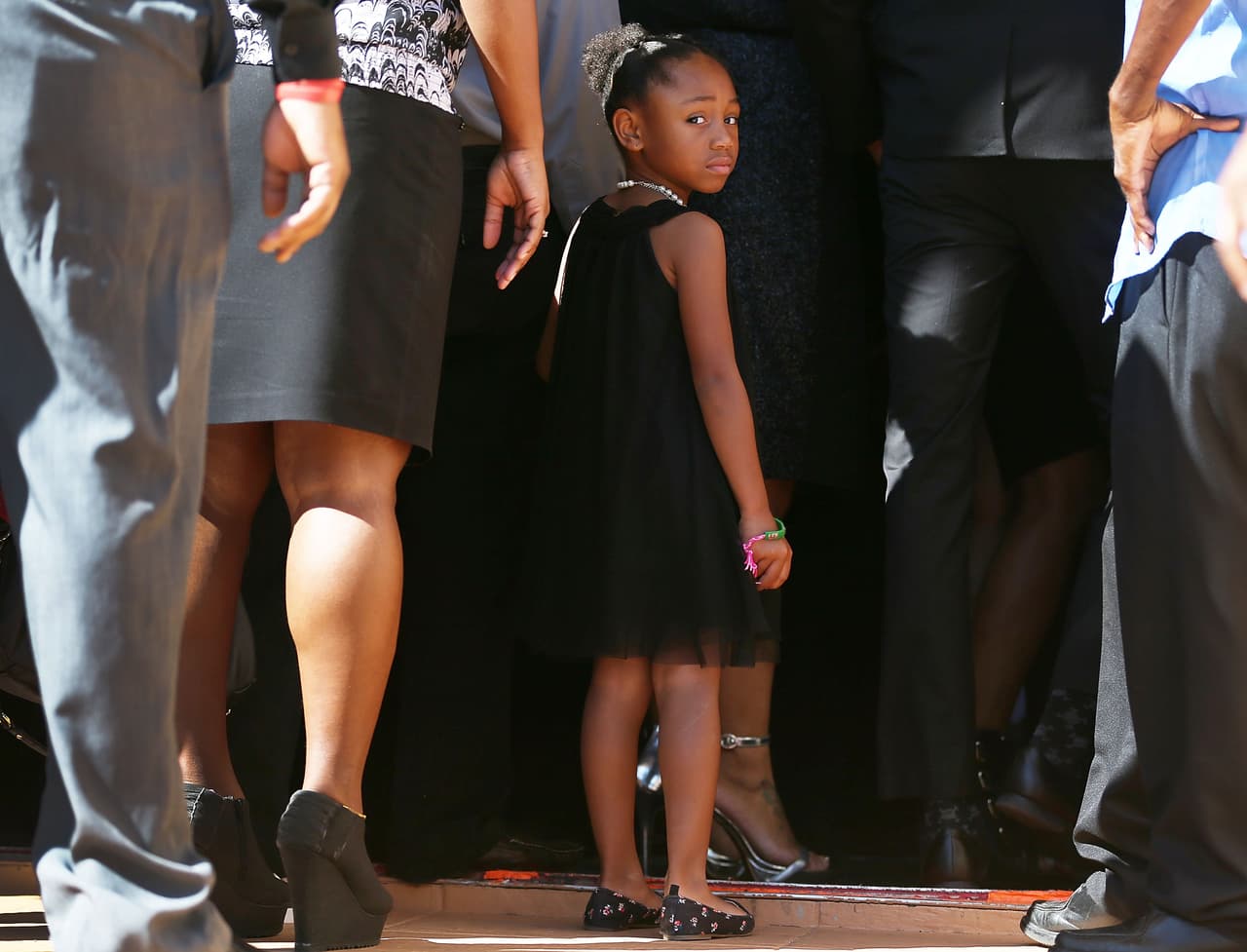 Familiares y amigos acudieron este sábado al funeral de Corey Jones.El joven fue asesinado a tiros por un policía vestido de civil luego de que el agente Nouman Raja se acercara a su vehículo, el cual se había accidentado. Según la policía de Palm Beach Gardens, Jones estaba armado cuando el agente se acercó, y se suscitó una confrontación, que culminó cuando el policía abrió fuego.