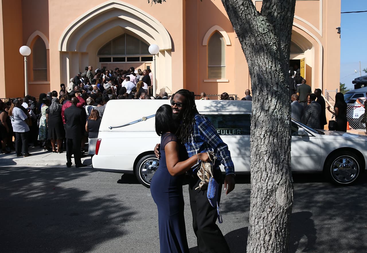 Familiares y amigos acudieron este sábado al funeral de Corey Jones.El joven fue asesinado a tiros por un policía vestido de civil luego de que el agente Nouman Raja se acercara a su vehículo, el cual se había accidentado. Según la policía de Palm Beach Gardens, Jones estaba armado cuando el agente se acercó, y se suscitó una confrontación, que culminó cuando el policía abrió fuego.