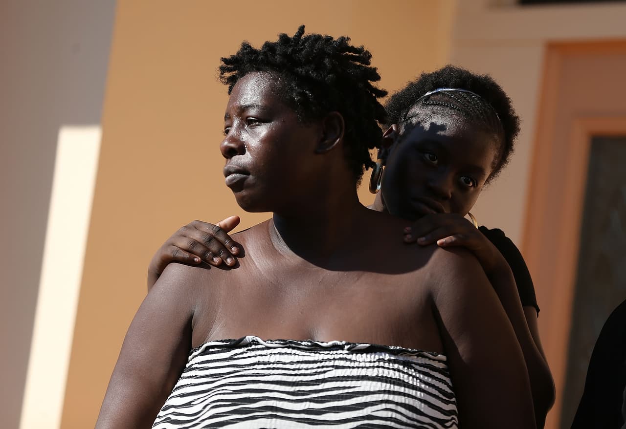 Familiares y amigos acudieron este sábado al funeral de Corey Jones.El joven fue asesinado a tiros por un policía vestido de civil luego de que el agente Nouman Raja se acercara a su vehículo, el cual se había accidentado. Según la policía de Palm Beach Gardens, Jones estaba armado cuando el agente se acercó, y se suscitó una confrontación, que culminó cuando el policía abrió fuego.