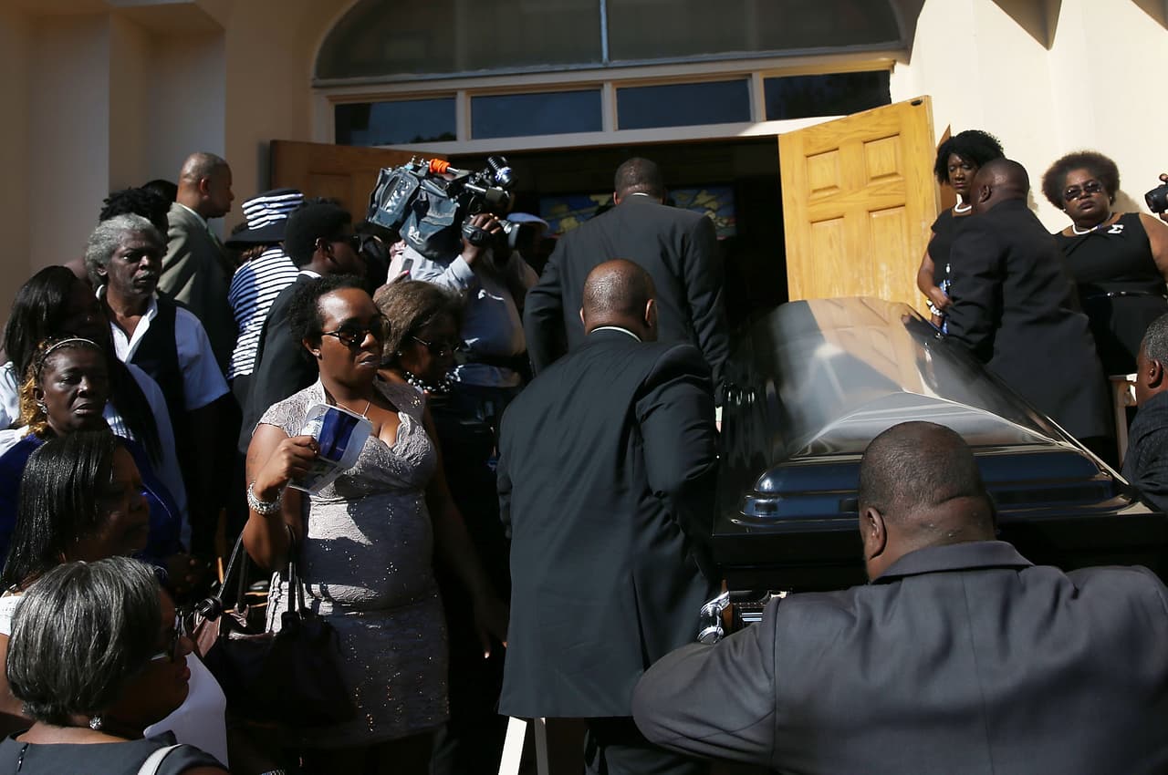 Familiares y amigos acudieron este sábado al funeral de Corey Jones.El joven fue asesinado a tiros por un policía vestido de civil luego de que el agente Nouman Raja se acercara a su vehículo, el cual se había accidentado. Según la policía de Palm Beach Gardens, Jones estaba armado cuando el agente se acercó, y se suscitó una confrontación, que culminó cuando el policía abrió fuego.