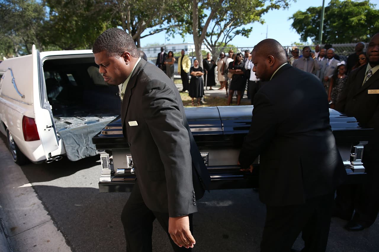 Familiares y amigos acudieron este sábado al funeral de Corey Jones.El joven fue asesinado a tiros por un policía vestido de civil luego de que el agente Nouman Raja se acercara a su vehículo, el cual se había accidentado. Según la policía de Palm Beach Gardens, Jones estaba armado cuando el agente se acercó, y se suscitó una confrontación, que culminó cuando el policía abrió fuego.