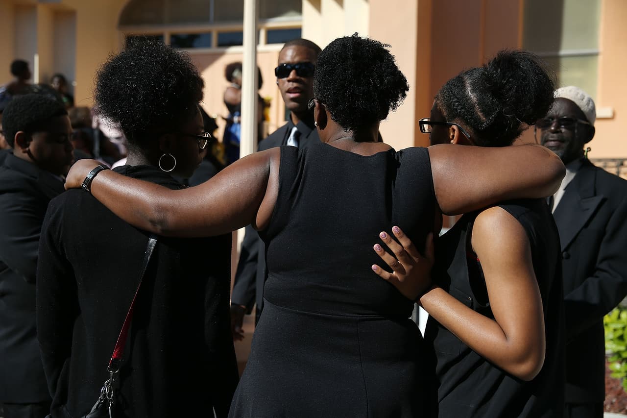 Familiares y amigos acudieron este sábado al funeral de Corey Jones.El joven fue asesinado a tiros por un policía vestido de civil luego de que el agente Nouman Raja se acercara a su vehículo, el cual se había accidentado. Según la policía de Palm Beach Gardens, Jones estaba armado cuando el agente se acercó, y se suscitó una confrontación, que culminó cuando el policía abrió fuego.