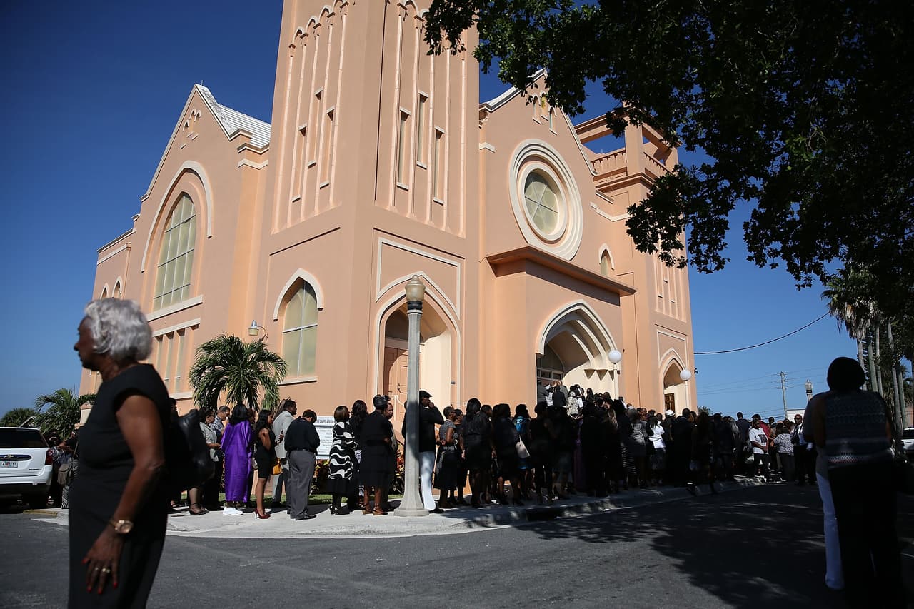 Familiares y amigos acudieron este sábado al funeral de Corey Jones.El joven fue asesinado a tiros por un policía vestido de civil luego de que el agente Nouman Raja se acercara a su vehículo, el cual se había accidentado. Según la policía de Palm Beach Gardens, Jones estaba armado cuando el agente se acercó, y se suscitó una confrontación, que culminó cuando el policía abrió fuego.