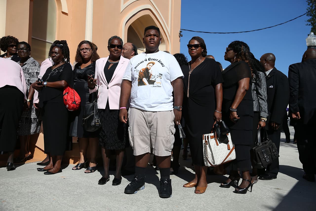 Familiares y amigos acudieron este sábado al funeral de Corey Jones.El joven fue asesinado a tiros por un policía vestido de civil luego de que el agente Nouman Raja se acercara a su vehículo, el cual se había accidentado. Según la policía de Palm Beach Gardens, Jones estaba armado cuando el agente se acercó, y se suscitó una confrontación, que culminó cuando el policía abrió fuego.
