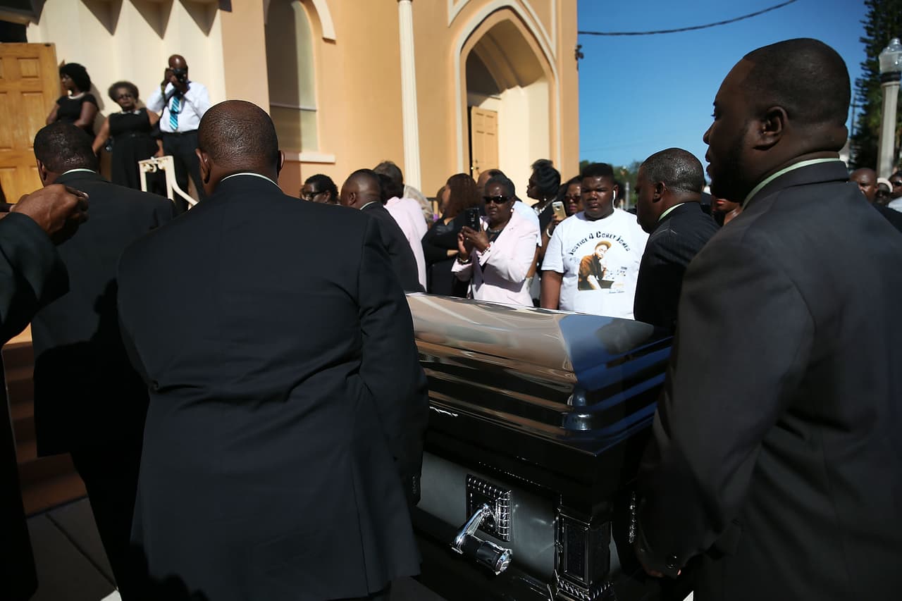 Familiares y amigos acudieron este sábado al funeral de Corey Jones.El joven fue asesinado a tiros por un policía vestido de civil luego de que el agente Nouman Raja se acercara a su vehículo, el cual se había accidentado. Según la policía de Palm Beach Gardens, Jones estaba armado cuando el agente se acercó, y se suscitó una confrontación, que culminó cuando el policía abrió fuego.