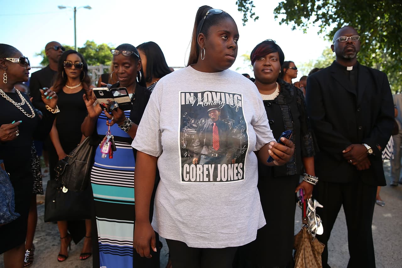 Familiares y amigos acudieron este sábado al funeral de Corey Jones.El joven fue asesinado a tiros por un policía vestido de civil luego de que el agente Nouman Raja se acercara a su vehículo, el cual se había accidentado. Según la policía de Palm Beach Gardens, Jones estaba armado cuando el agente se acercó, y se suscitó una confrontación, que culminó cuando el policía abrió fuego.