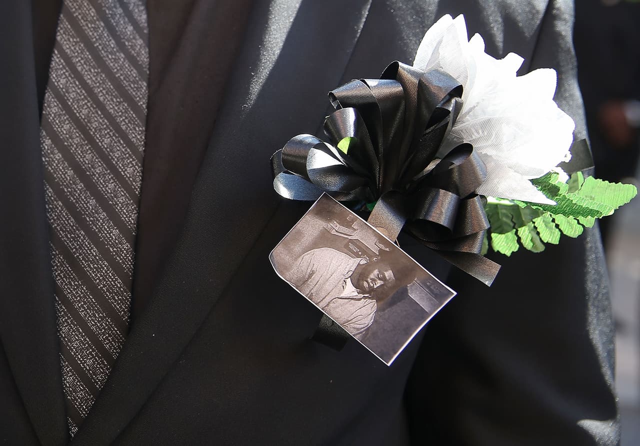 Familiares y amigos acudieron este sábado al funeral de Corey Jones.El joven fue asesinado a tiros por un policía vestido de civil luego de que el agente Nouman Raja se acercara a su vehículo, el cual se había accidentado. Según la policía de Palm Beach Gardens, Jones estaba armado cuando el agente se acercó, y se suscitó una confrontación, que culminó cuando el policía abrió fuego.