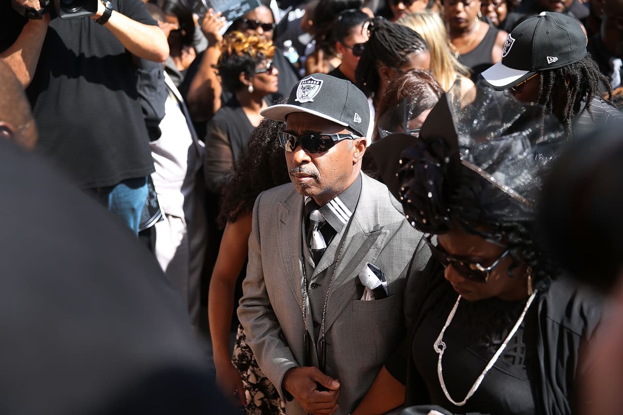 Familiares y amigos acudieron este sábado al funeral de Corey Jones.El joven fue asesinado a tiros por un policía vestido de civil luego de que el agente Nouman Raja se acercara a su vehículo, el cual se había accidentado. Según la policía de Palm Beach Gardens, Jones estaba armado cuando el agente se acercó, y se suscitó una confrontación, que culminó cuando el policía abrió fuego.