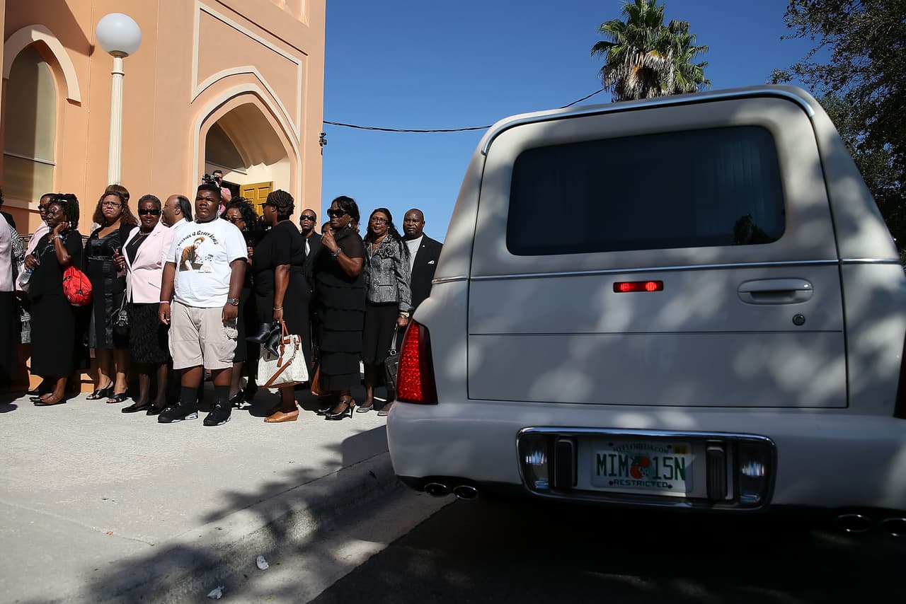 Familiares y amigos acudieron este sábado al funeral de Corey Jones.El joven fue asesinado a tiros por un policía vestido de civil luego de que el agente Nouman Raja se acercara a su vehículo, el cual se había accidentado. Según la policía de Palm Beach Gardens, Jones estaba armado cuando el agente se acercó, y se suscitó una confrontación, que culminó cuando el policía abrió fuego.