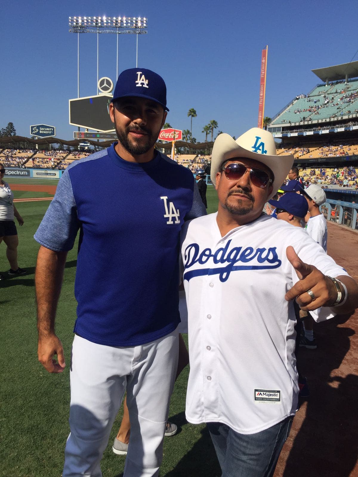 Mientras que
<b>El Feo</b> demostró su amor por los
<b> 'Dodgers'</b> de pies a cabeza.