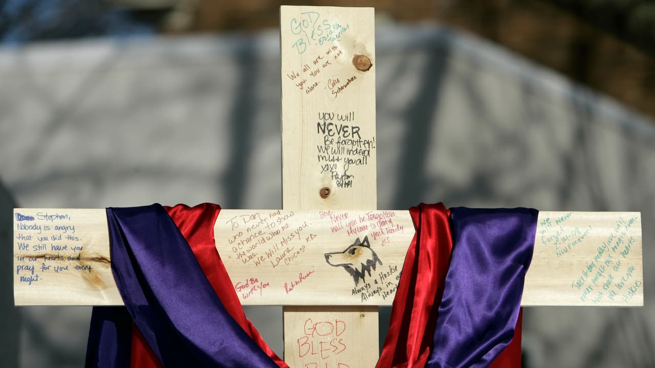 Construyeron altares y pusieron mensajes para recordar a las personas que perdieron la vida.