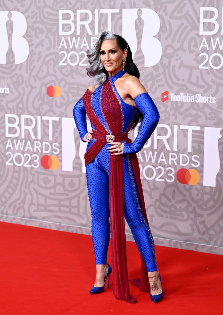 La presentadora y cantante 
<b>Michelle Visage</b> eligió un enterizo azul que resaltó con tul rojo.